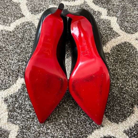 Christan Louboutin Heels. Black paten leather red bottoms - Picture 7 of 8